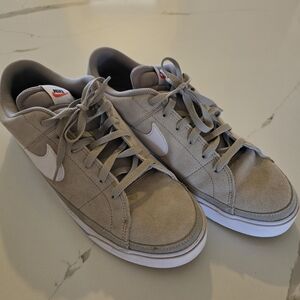 Nike Men's Gray Sneakers